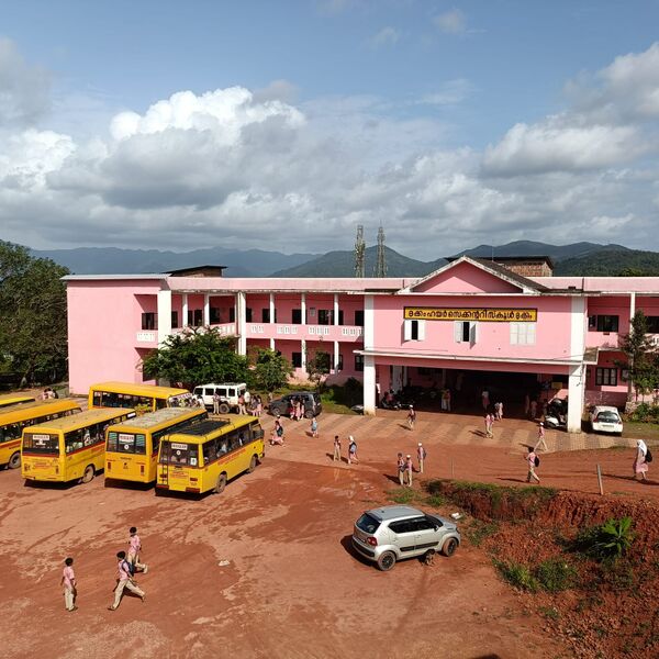 പ്രമാണം:47066 school bus .jpeg