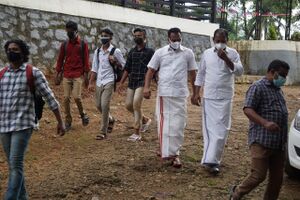 ജന പ്രതിനിധികൾ സ്കുളിലേക്ക്.jpg