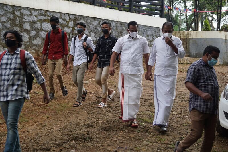 പ്രമാണം:ജന പ്രതിനിധികൾ സ്കുളിലേക്ക്.jpg