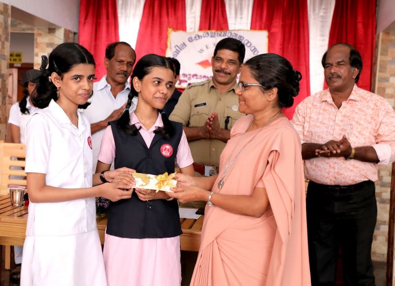 പ്രമാണം:പ്രധാനാദ്ധ്യാപിക പ‍ുരസ്ക്കാരം നൽക‍ുന്ന‍ു.jpg