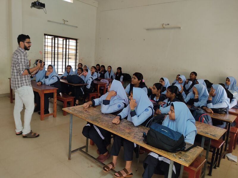 പ്രമാണം:18012 videoeditting1 2025.jpg