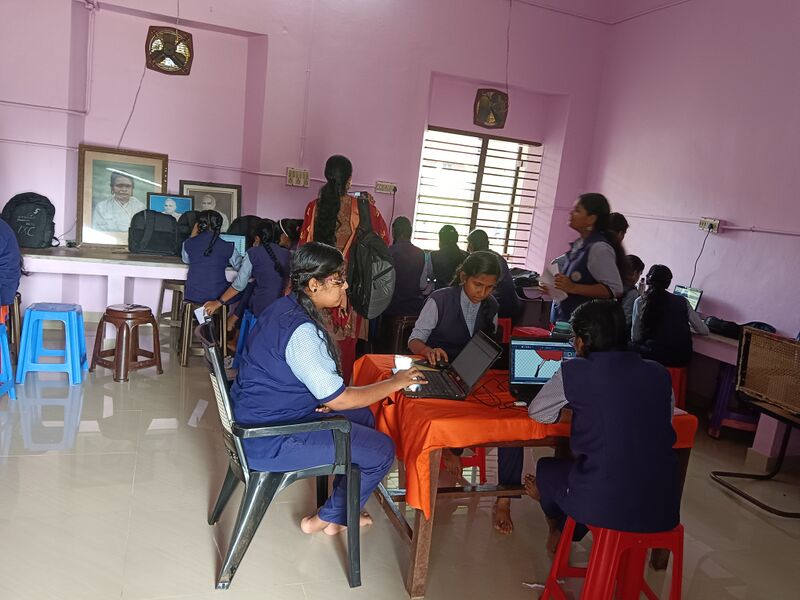 പ്രമാണം:38093-smart class.jpg