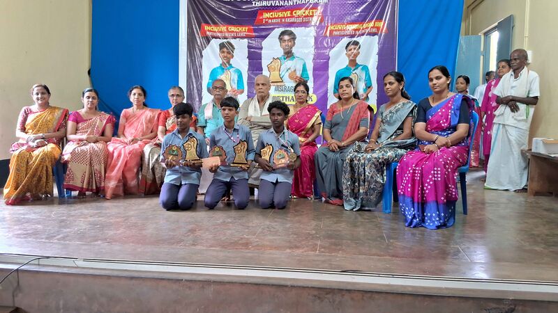 പ്രമാണം:11012 Sports cricket.jpg