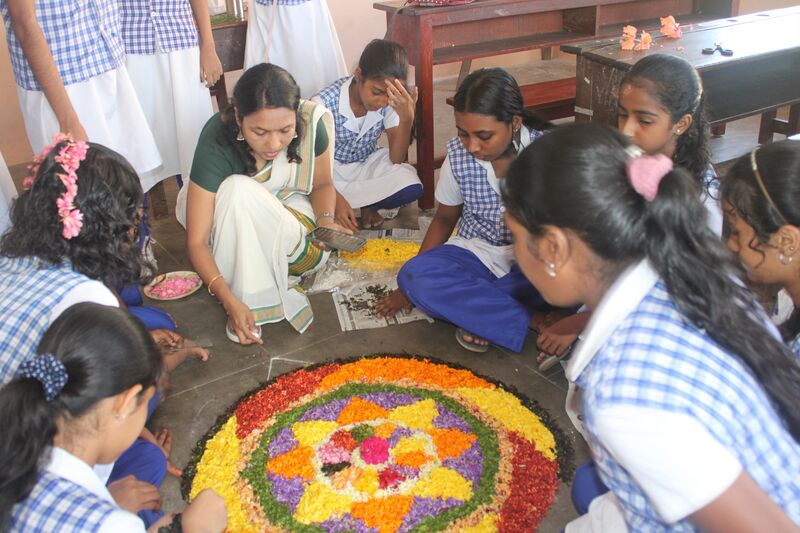 പ്രമാണം:16002 onam23-24 1.jpg