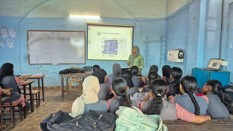 പ്രമാണം:21012-robotic workshop 3.jpeg