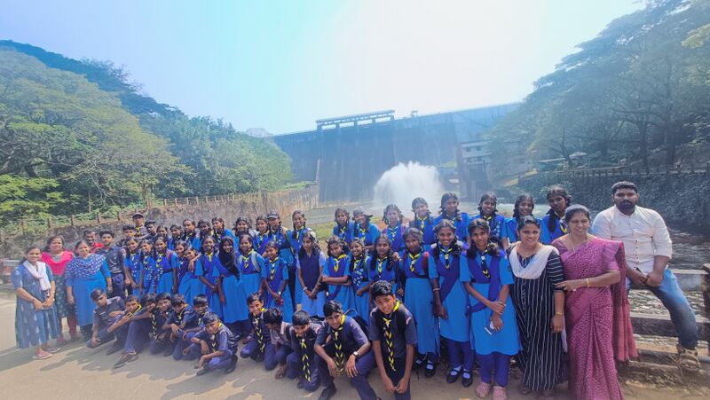 പ്രമാണം:22071 scouts guides.jpg