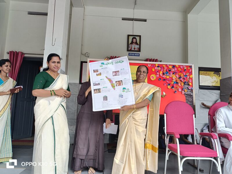 പ്രമാണം:22267 kerala piravi 1.jpg