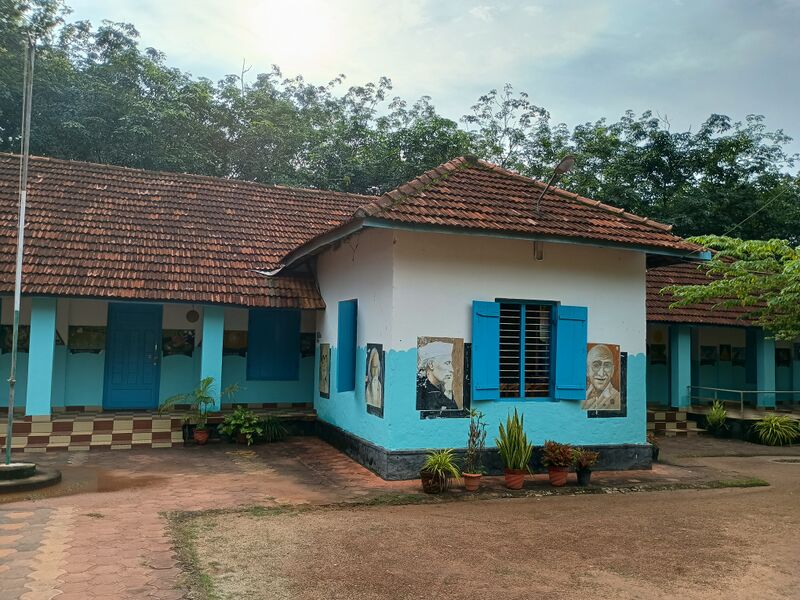 പ്രമാണം:40326 School Photo.jpg