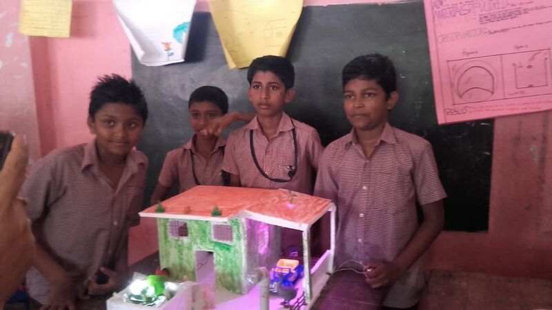 പ്രമാണം:44055 science fair.jpg