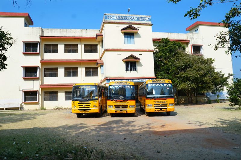 പ്രമാണം:BUSES2.jpg