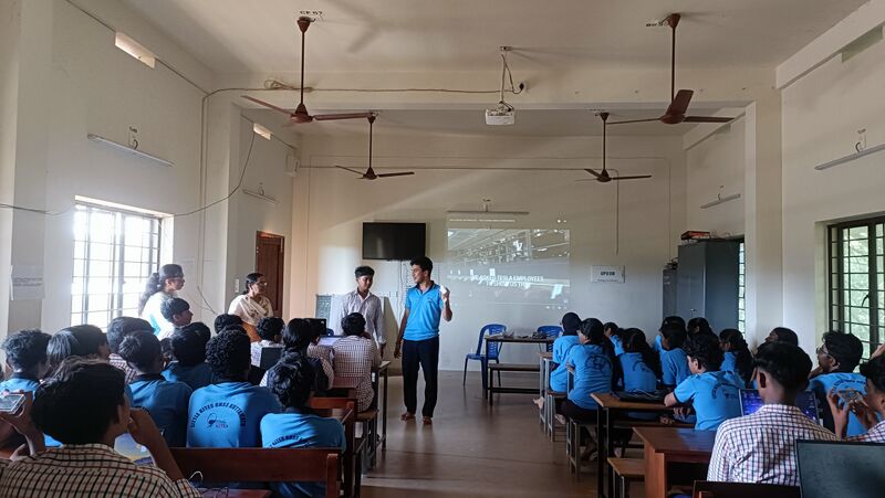 പ്രമാണം:12031 kuttamath robotic class 105.jpg