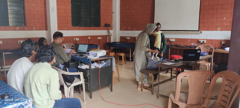 പ്രമാണം:16052 IT lab.jpg