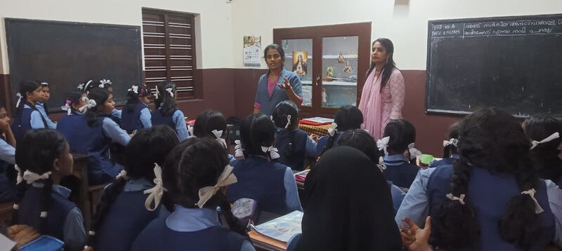 പ്രമാണം:22053 കൈത്താങ്ങ്.jpg