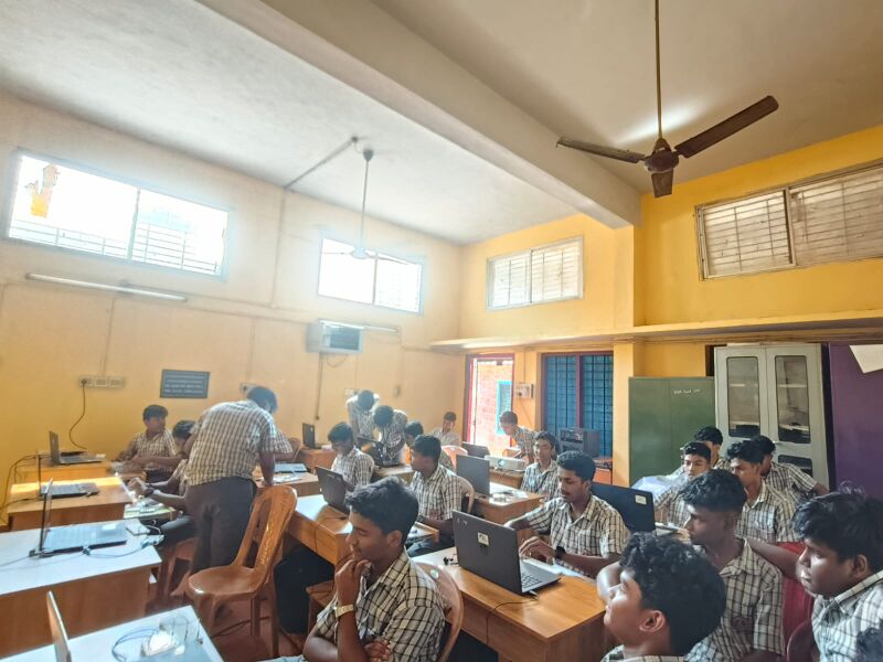 പ്രമാണം:38043 Robotics01 Class 10.jpeg