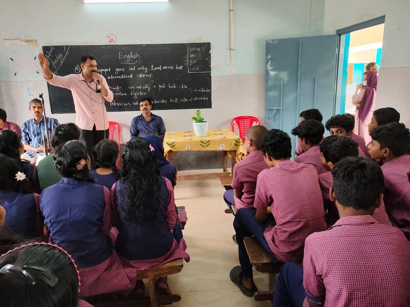 പ്രമാണം:42085 laharicls1.jpg