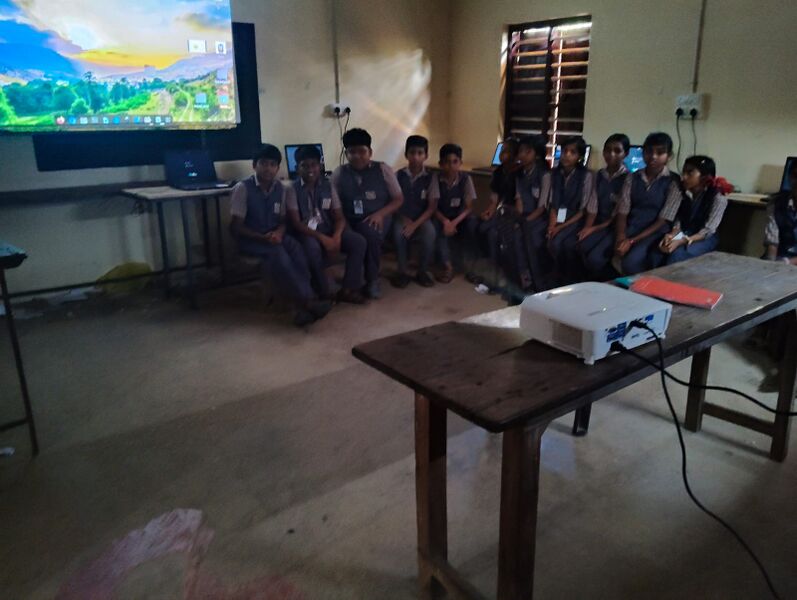 പ്രമാണം:LK class photo 5 .jpg