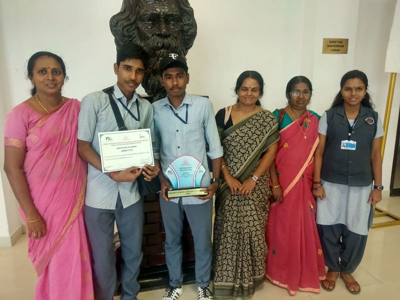 പ്രമാണം:Littlekites svhs award.jpeg