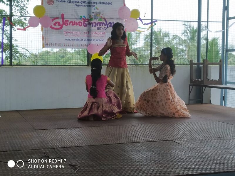 പ്രമാണം:PRAVESHANOLSAVAM DANCE.jpg