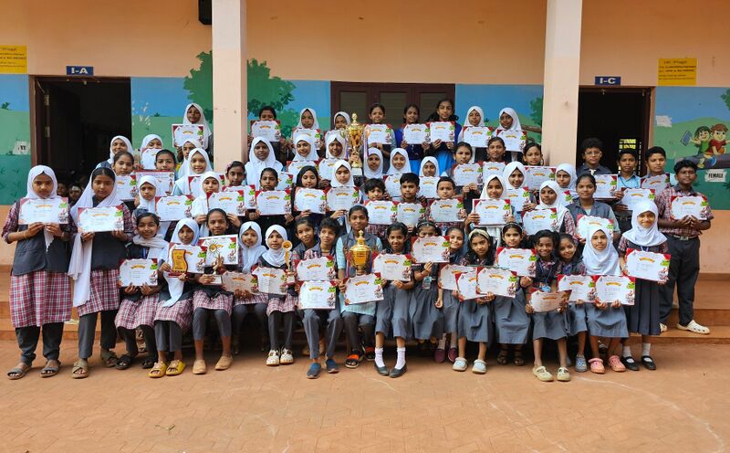 പ്രമാണം:S13373-Kalolsavam winners.jpg