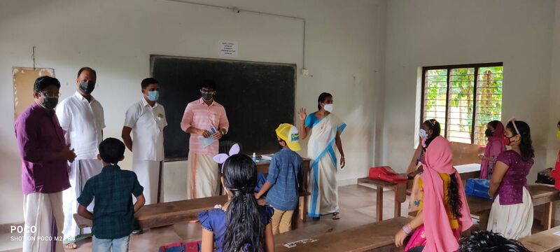 പ്രമാണം:18402 praveshanolsavam 2021-22 51.jpg