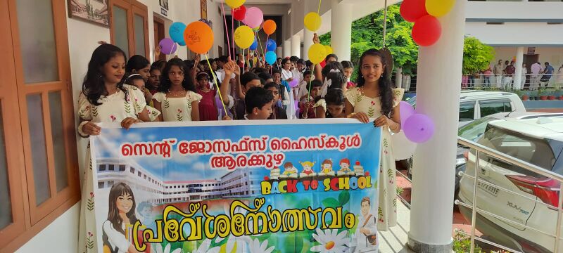 പ്രമാണം:28027 praveshanolsavam.jpg