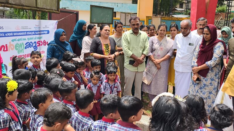 പ്രമാണം:28034 varnakudaram1.jpg