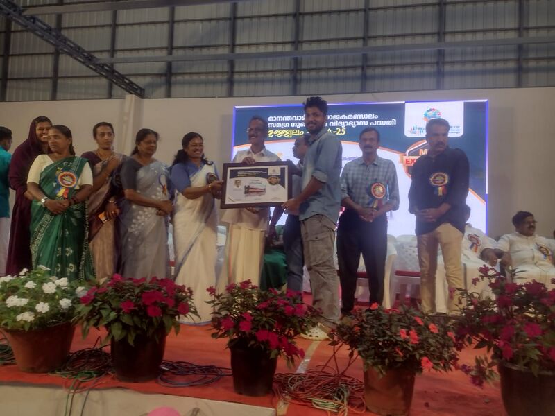 പ്രമാണം:15062 award.jpg