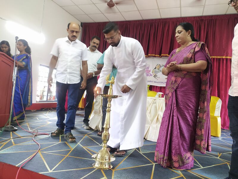 പ്രമാണം:26076 father.resized.jpg