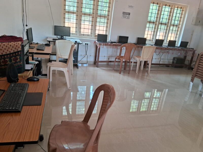 പ്രമാണം:30080-computer lab.jpg