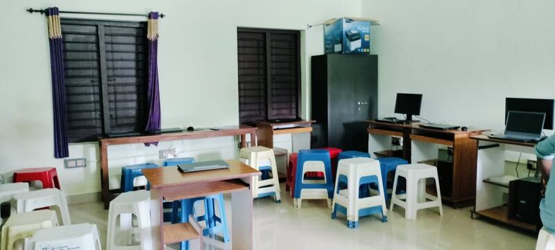 പ്രമാണം:42062 hi-tech computer room.jpeg