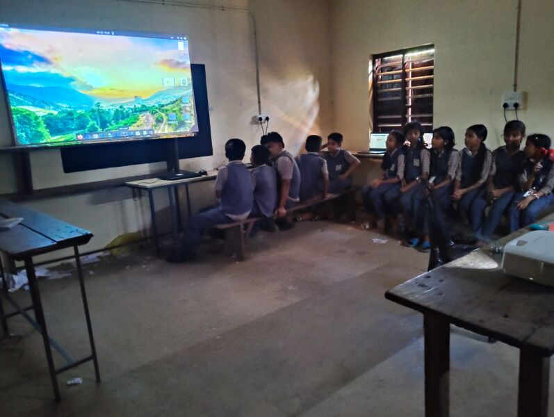 പ്രമാണം:LK class photo 4 .jpg