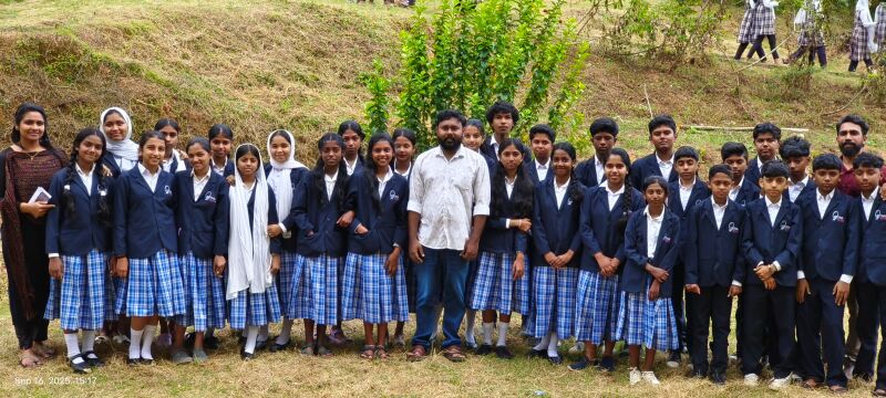 പ്രമാണം:15086 lk batch.jpg