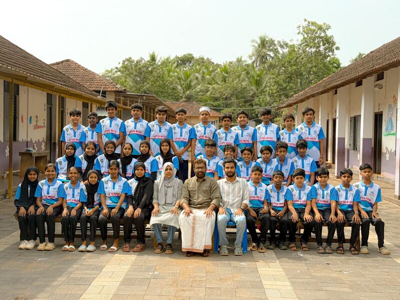 പ്രമാണം:16060-lk2025-uniform.jpg
