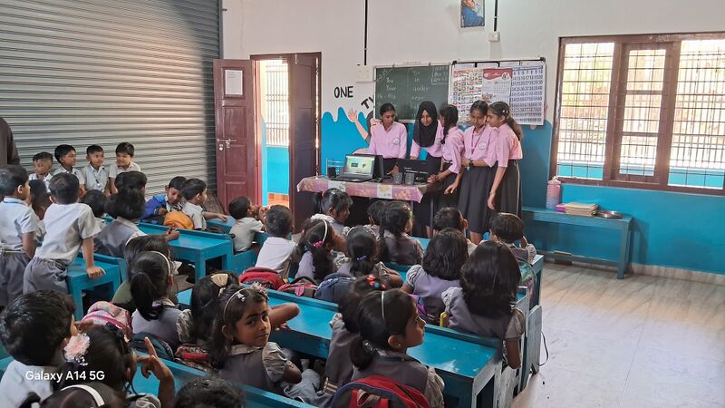 പ്രമാണം:29040-Little Kites LKG VIsit-1.jpg