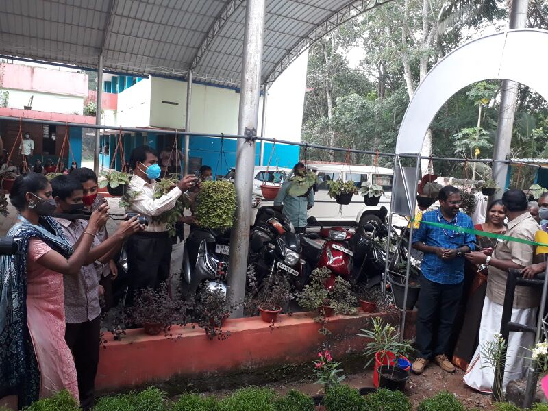 പ്രമാണം:44055 Lk cphotographer.jpeg