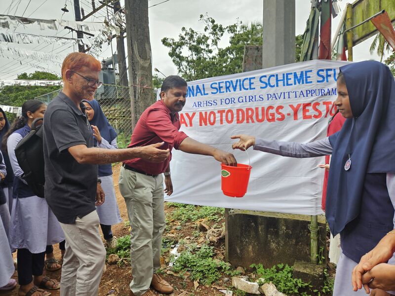 പ്രമാണം:Thump against drugs.jpg