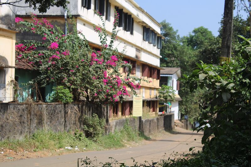 പ്രമാണം:19040 SchoolBuildingOut.JPG