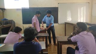 ഓട്ടോമാറ്റിക് സാനിറ്റൈസർ ഉണ്ടാക്കാൻ വിദ്യാർത്ഥിയെ സഹായിക്കുന്ന ജോൺസ് ജോസ്