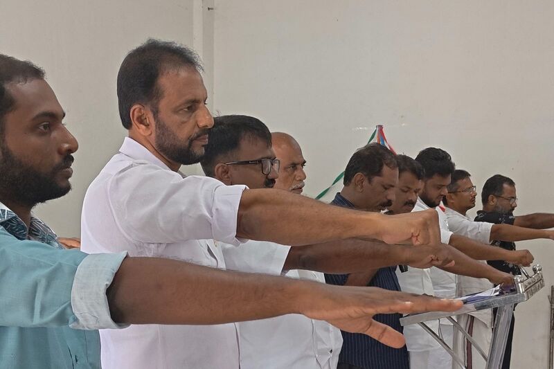 പ്രമാണം:32501 pledge.jpg