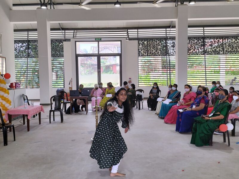 പ്രമാണം:നൃത്തച്ചുവടുകൾ.jpg