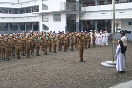 ഹെഡ്മിസ്ട്രസ് സിസ്റ്റർ മെറിൻ സി.എം.സി പതാക ഉയർത്തുന്നു