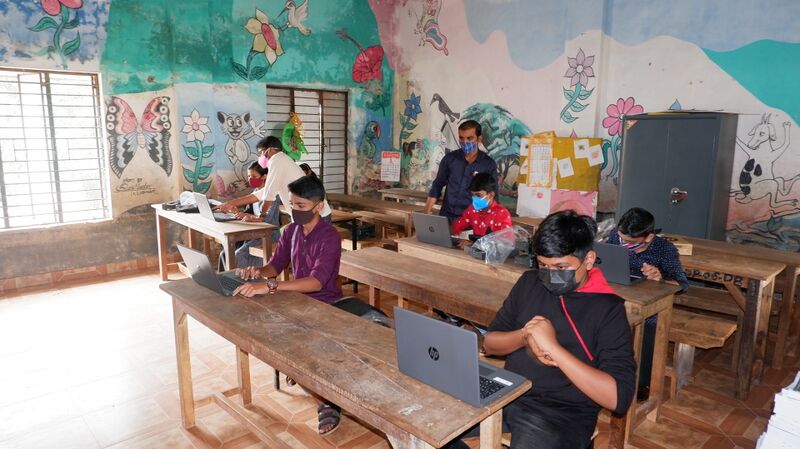 പ്രമാണം:2 LK Vidyakiranam.resized.jpg