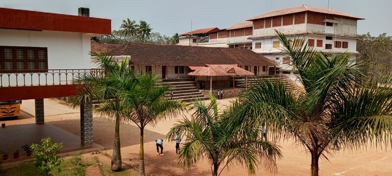 പ്രമാണം:33064-school-campus-1.jpg