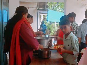 33085 Noon meal.jpg