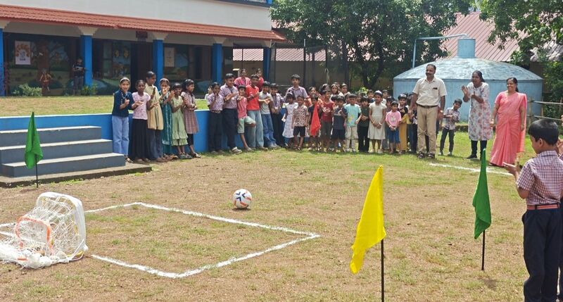 പ്രമാണം:14870-KNR-Thoofan1.jpg