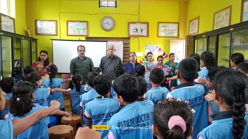 ഡോക്ടർസ് ഡേക്ക് സ്റ്റുഡന്റ്ഡോക്ടർസ് പ്രതിജ്ഞ സ്വീകരിക്കുന്നു.