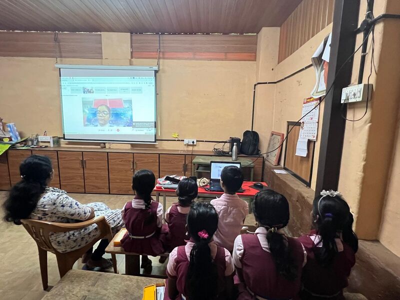 പ്രമാണം:21530 projector.jpeg