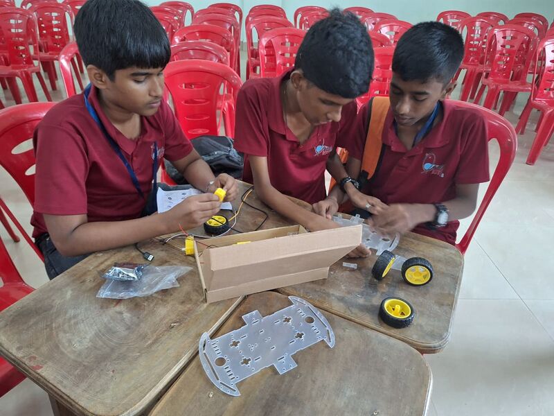 പ്രമാണം:38102- robotic class p1.jpg