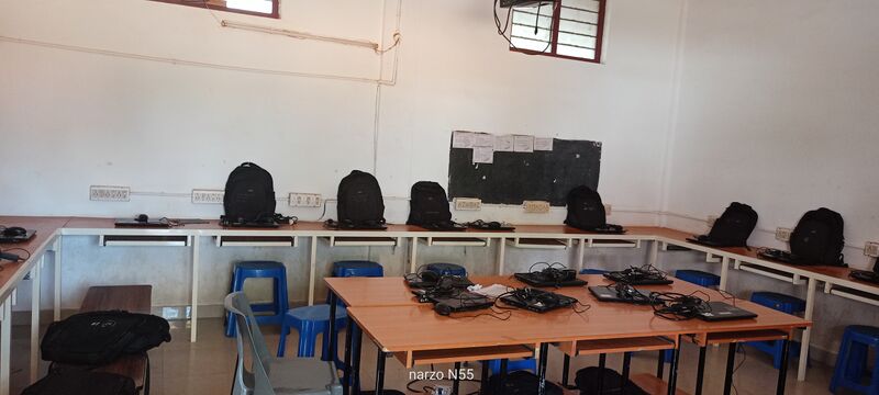 പ്രമാണം:40005-Hitech-school lab.jpg