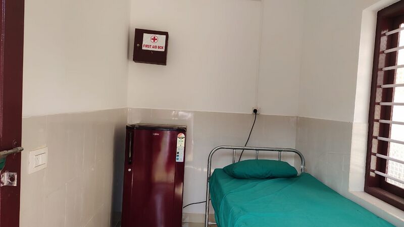 പ്രമാണം:13376-medicalroom.jpg
